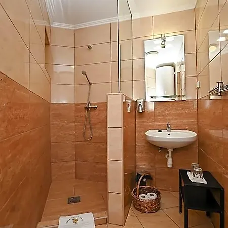 Vasko Panzio Borpince 3*